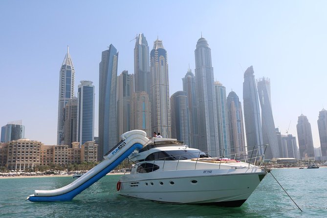 Disfrute de un yate privado de lujo con tobogán en Dubai | Dubái 2022 - Viator