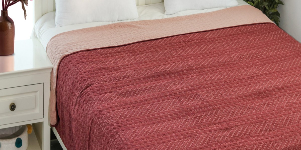 Choosing the Best Material for Blankets: A Guide from Wooden Street