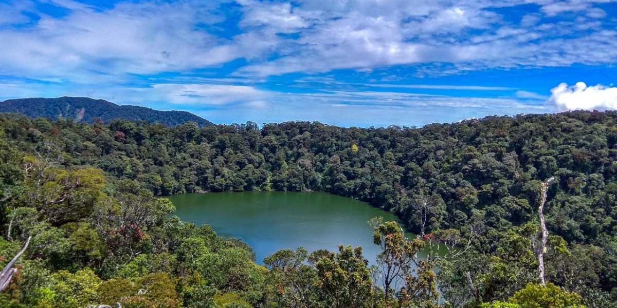 Menyusuri Keindahan Bukit Daun