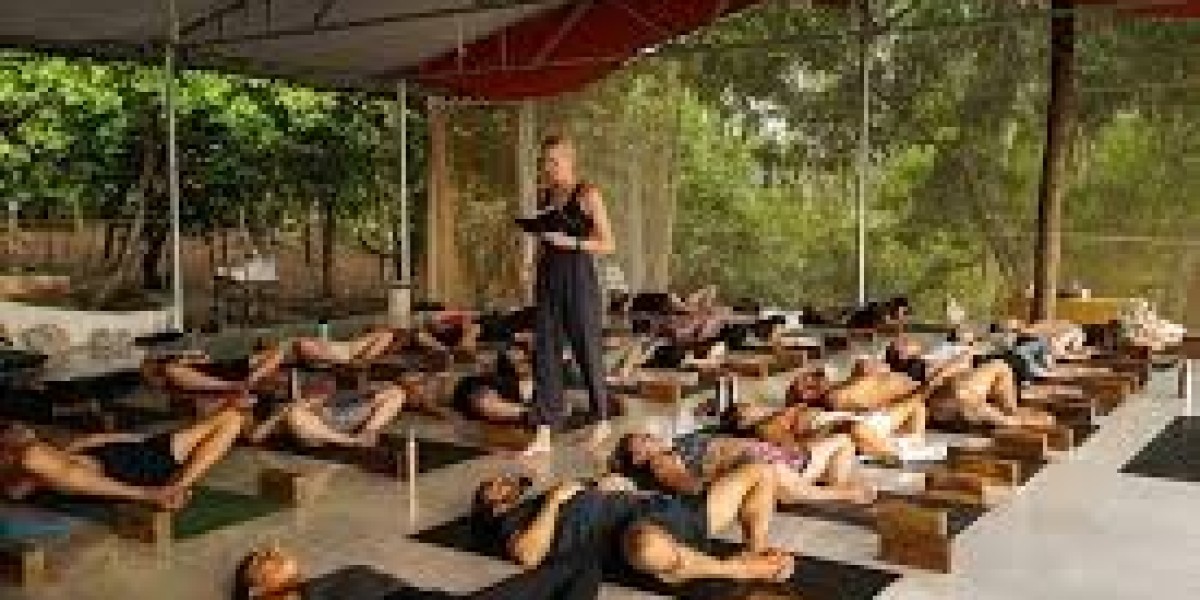 What are some popular destinations for Yin yoga teacher training retreats?