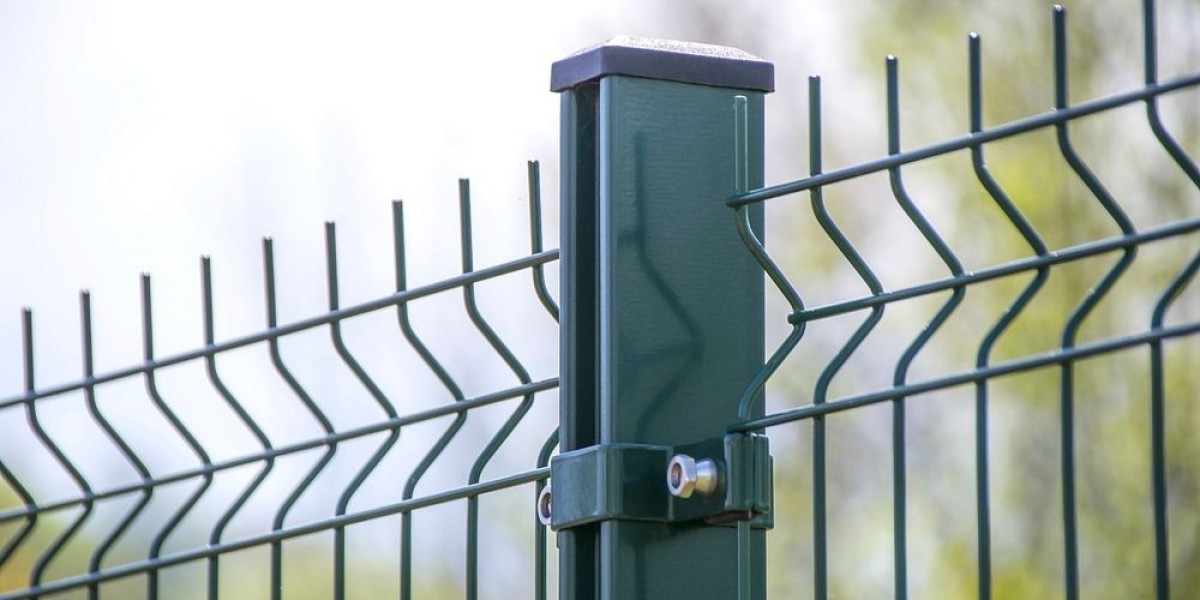 Choosing the Right Fence Material: A Guide to Wood, Vinyl, and Aluminum Fencing