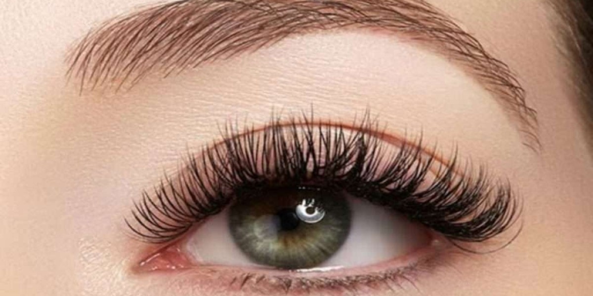 7 Benefits of Eyelash Hair Transplants in Dubai