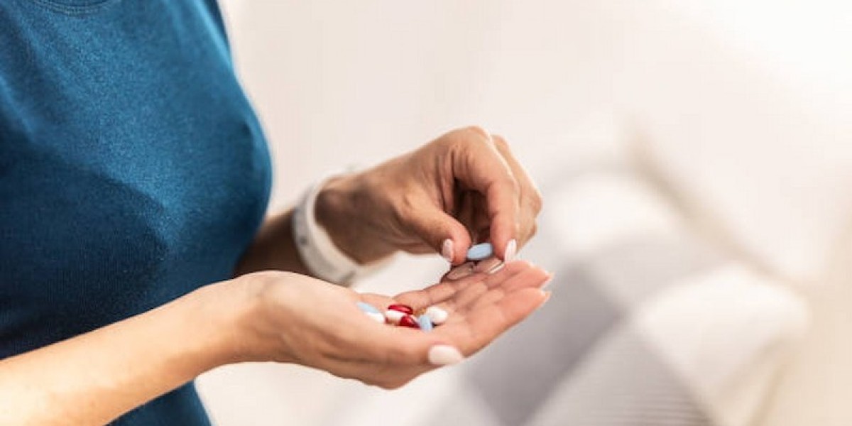 Essential Nutrients in Multivitamins for Men and Women