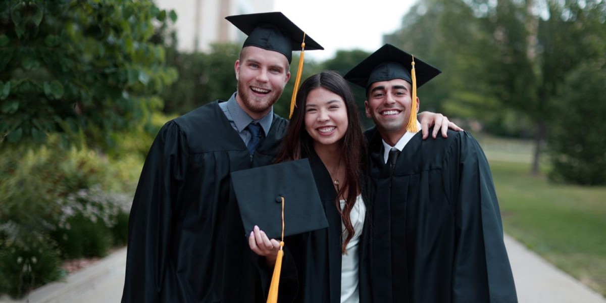 Why More People Are Choosing to Buy a Degree Online