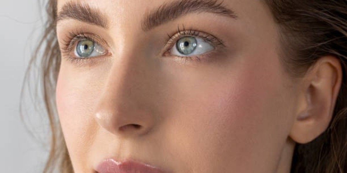 من يحتاج إلى جراحة تجميل الجفن؟