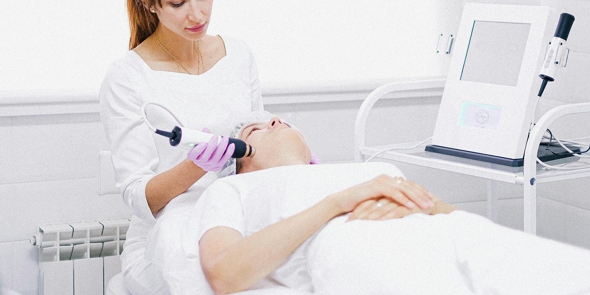 Non-Surgical Facelift with Laser Skin Tightening in Islamabad