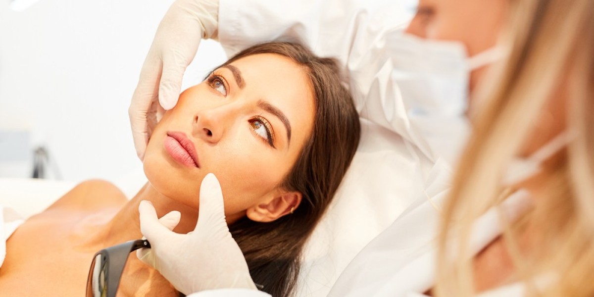 Which dermatologist offers the best treatment for oily skin in Dubai?