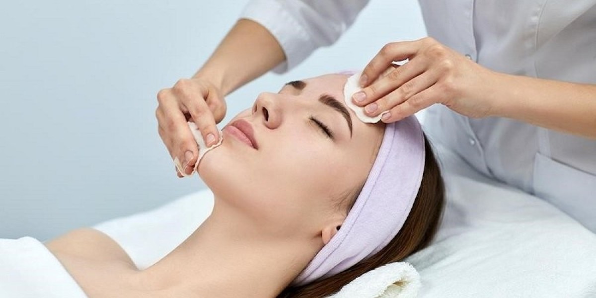 How Deep Cleansing Facials Aid in Skin Detox Therapy