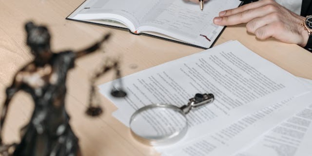 How can I verify if a lawyer in Dubai is licensed?