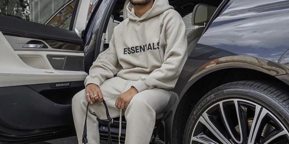 Features of the Sp5der Hoodie Bold Graphics and Designs