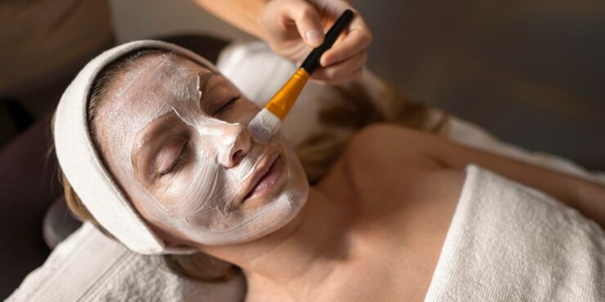 What Is the Best Age to Start Glycolic Peel Treatments?