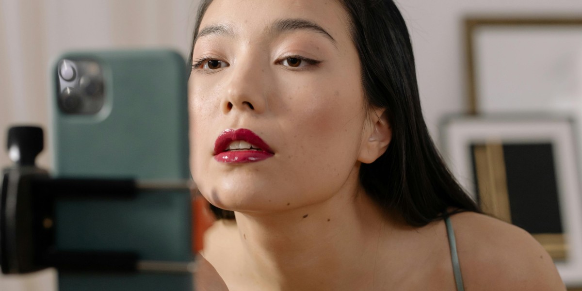 Own Your Reflection: Breaking Free from Self-Doubt in Mirror Selfies