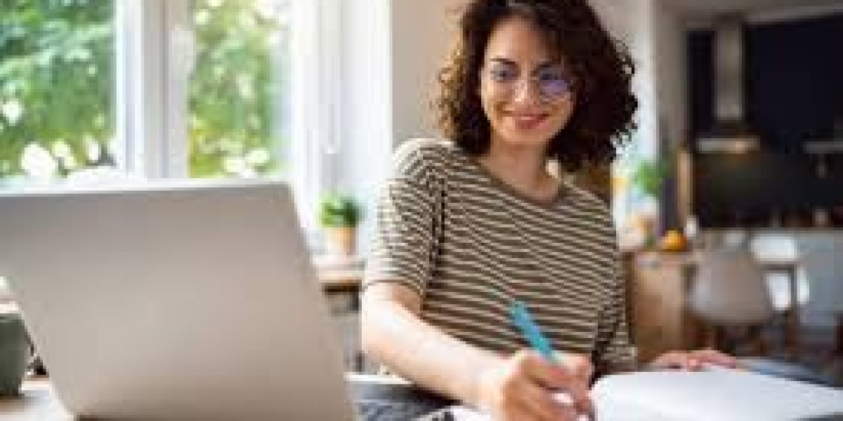Get the Best of Both Worlds with Online Courses