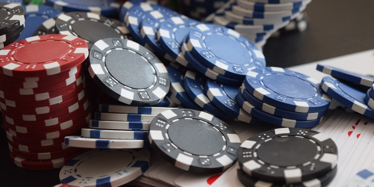 Hogyan kell játszani Online Casino Slots, hogy felajánlja zárolt Wilds Free Spins