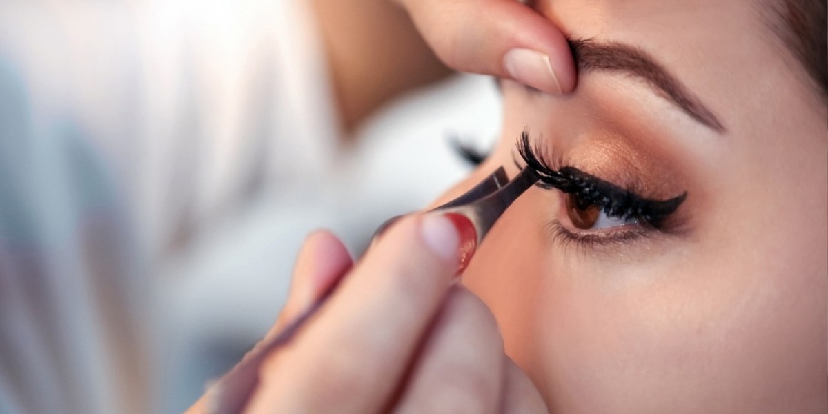 Top Makeup Courses in Mumbai | Enroll at NIF Kalyan Today!
