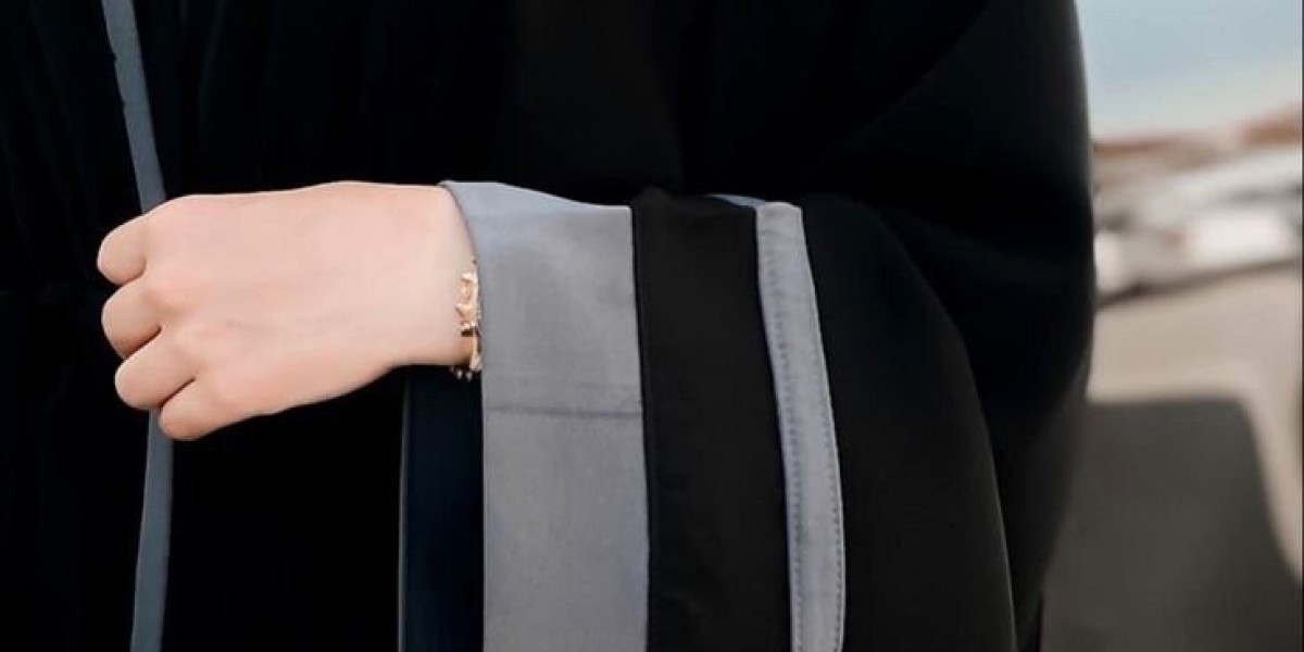 Emirati Abaya: The Perfect Blend of Tradition and Modern Elegance