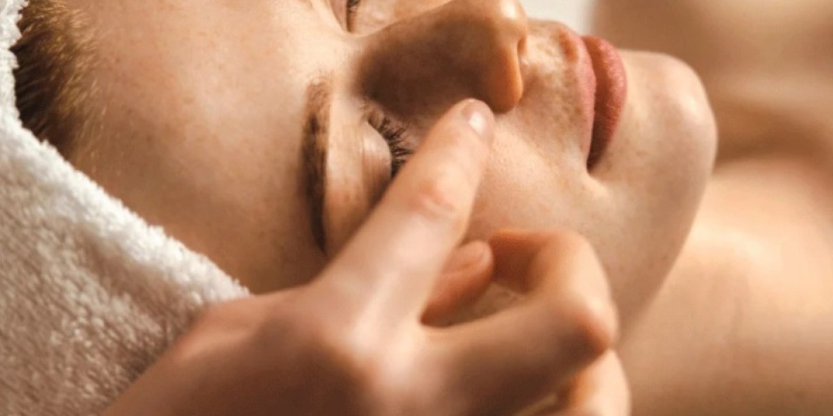 How Deep Cleansing Facials Help with Acne and Breakouts