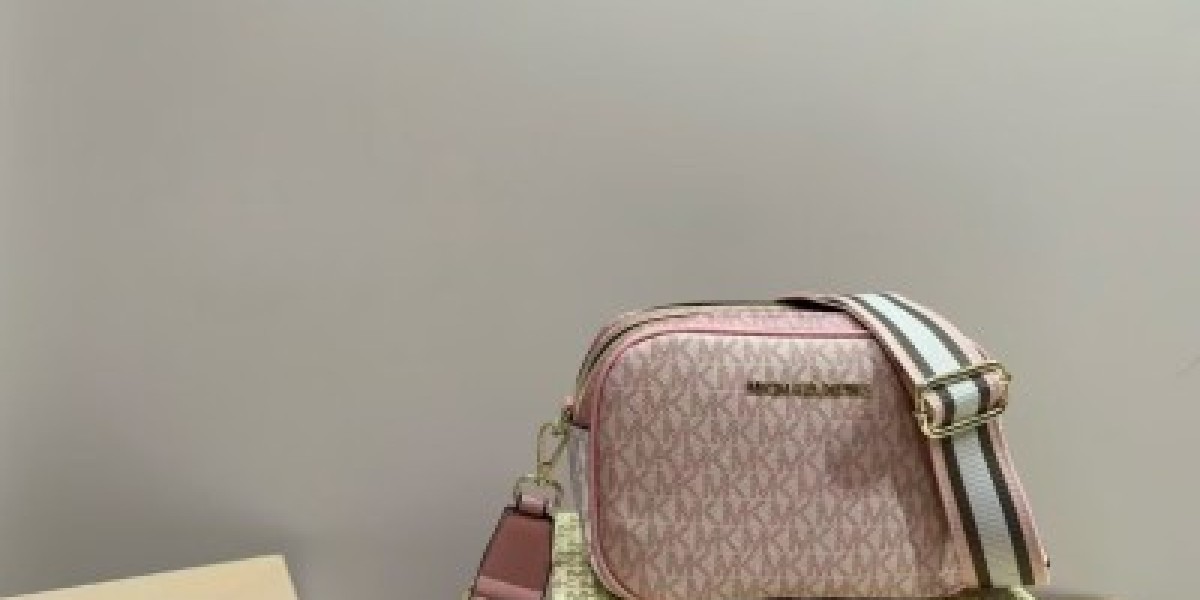 MK相機包：時尚與實用兼具的現代女性必備包款