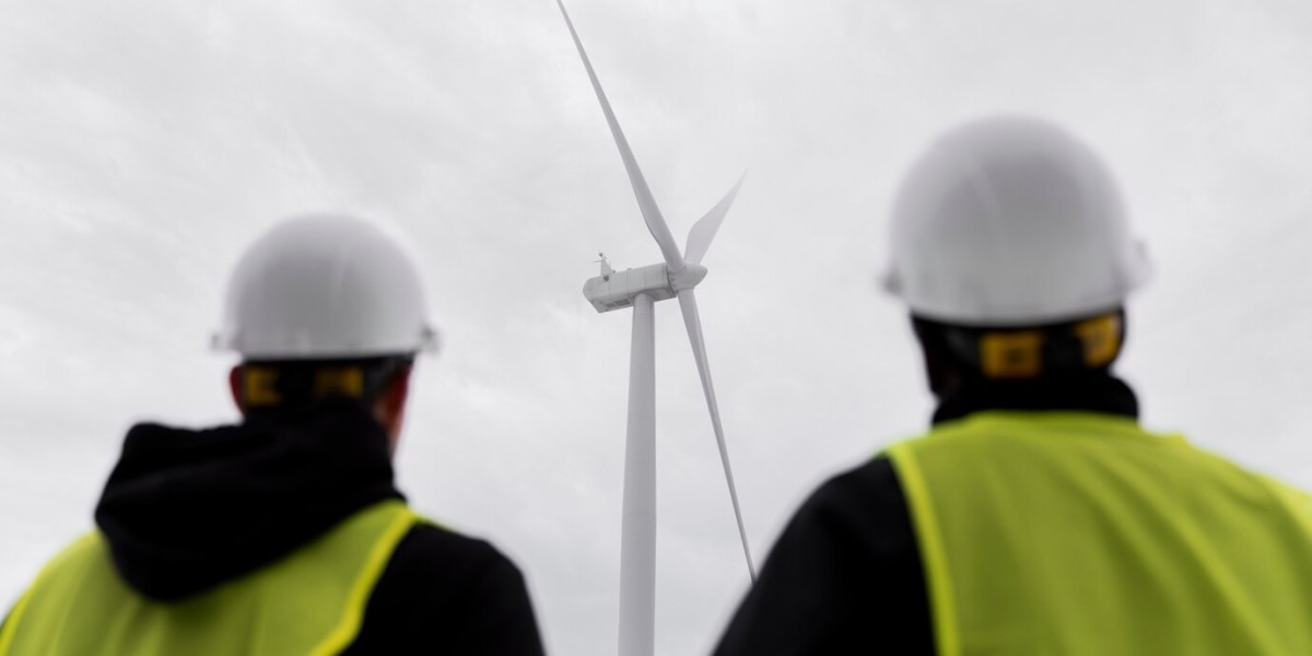Wind Turbine Gear Oil Market Trends Highlight Shifting Focus Toward Synthetic Lubricants and Eco-Friendly Products
