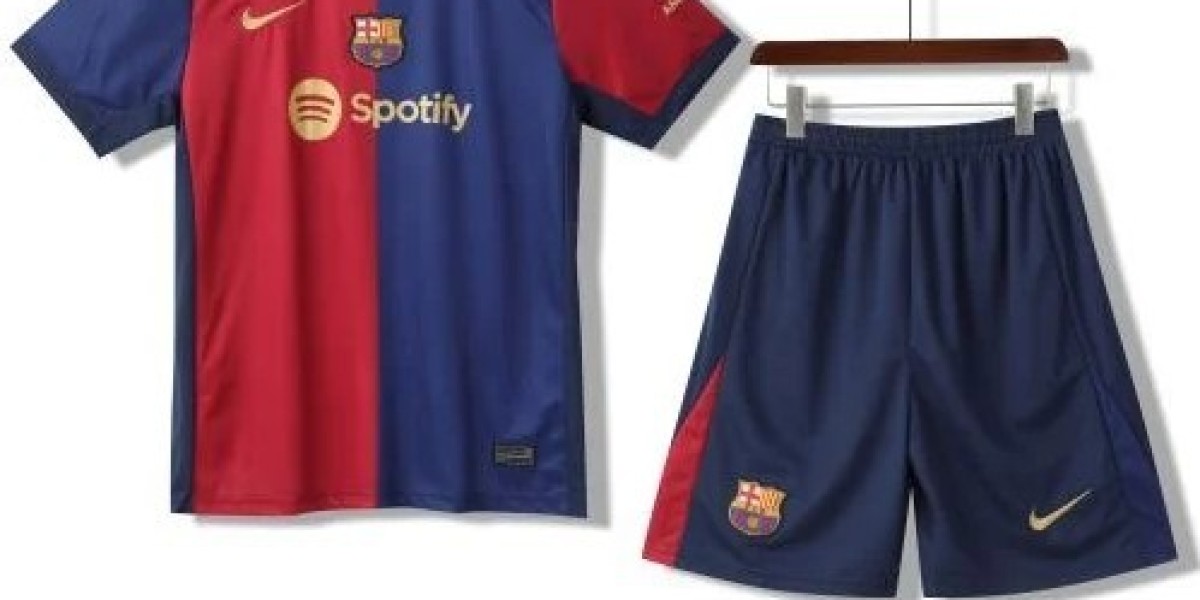 ملابس برشلونة من Sport Touch – ارتدِ عباقة الكرة مثل الأساطير!