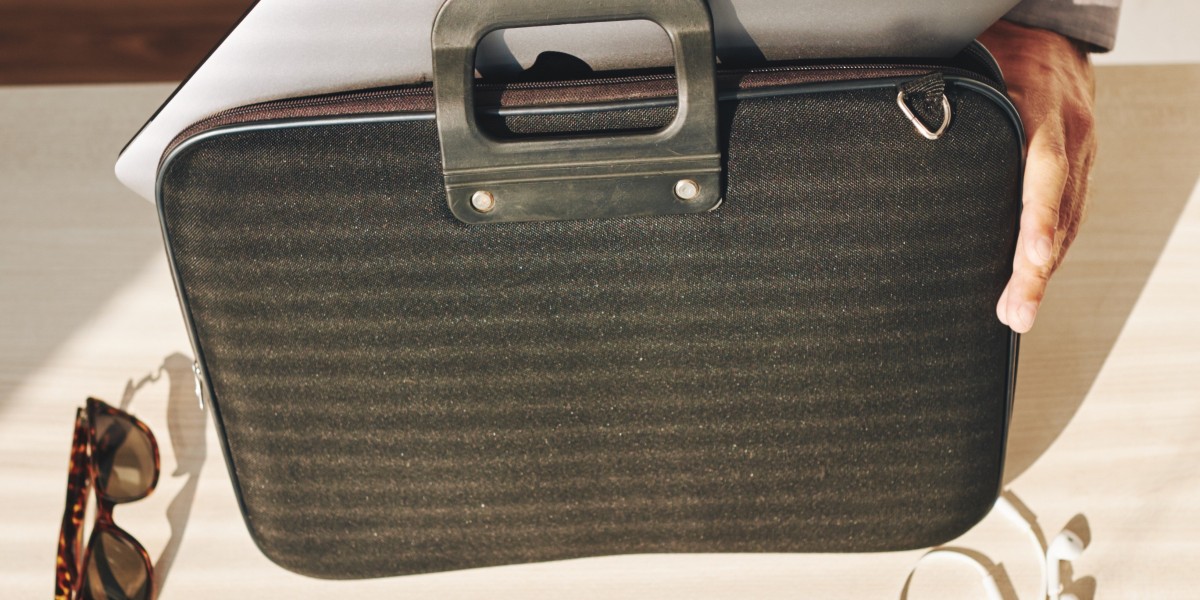 Laptop Bags and Cases Market Overview: Global Trends, Growth Factors & Challenges