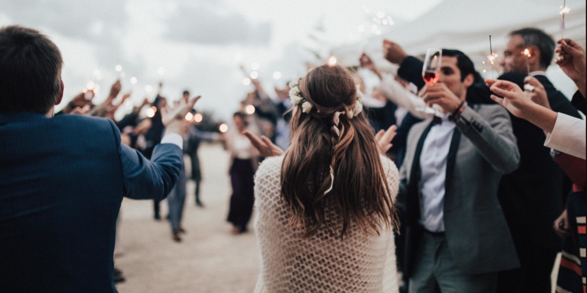 How to Choose the Best DJ Hire for Wedding Entertainment