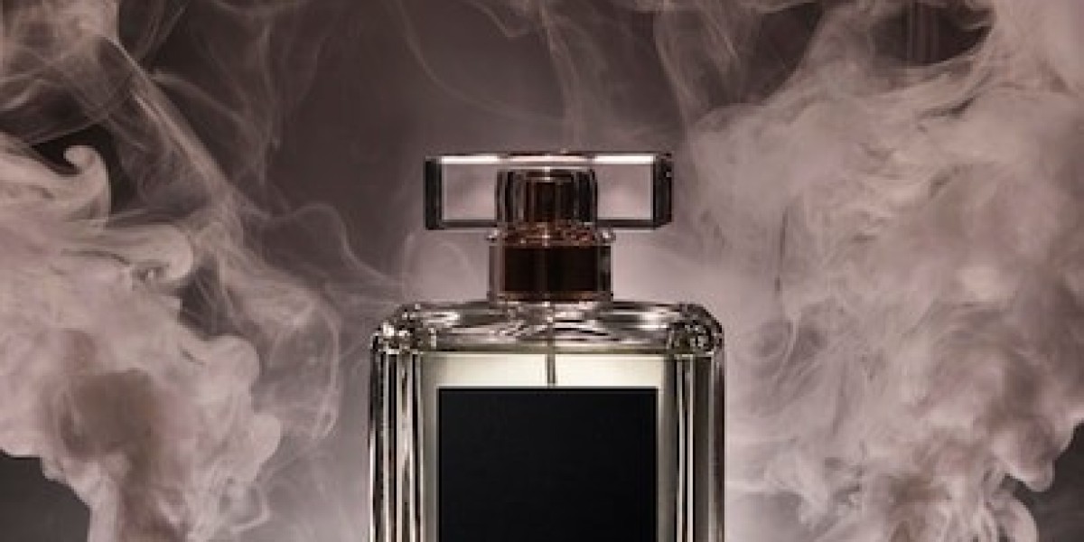Smell Like a Queen: Perfume Brands in Pakistan Women Swear By