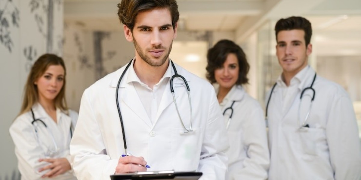 Traveling to Dubai? How to Get a Doctor Home Visit in Dubai If Needed