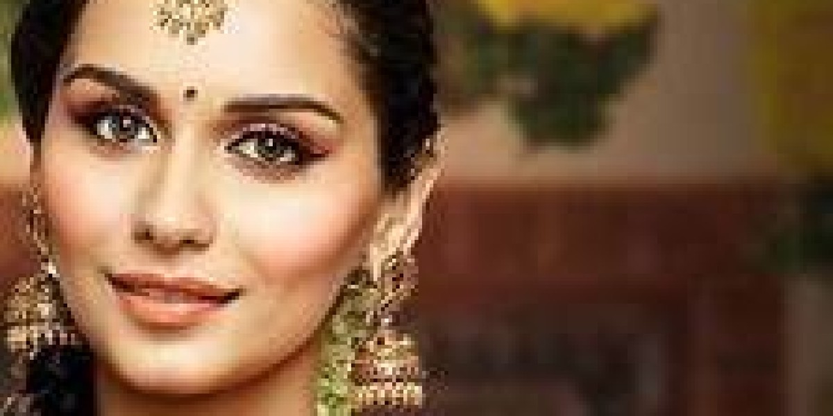 Elevate Your Wedding Look with a Skilled Jewelry Designer and a Stunning Bridal Jewelry Set
