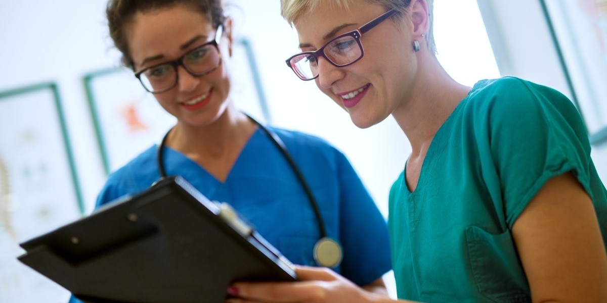 Can a Home Visit Doctor Dubai Prescribe Medication?