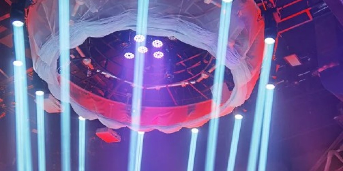 ¿Focos, LEDs, seguidores...? Descubre los distintos tipos de luces para tu show en el escenario.