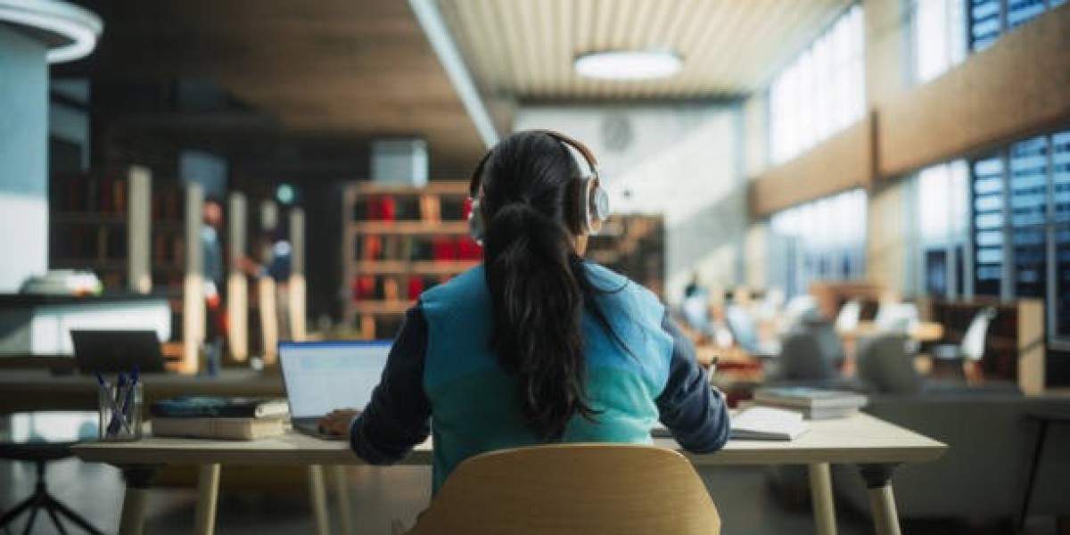 Why So Many UK Students Are Turning Online for Dissertation Help