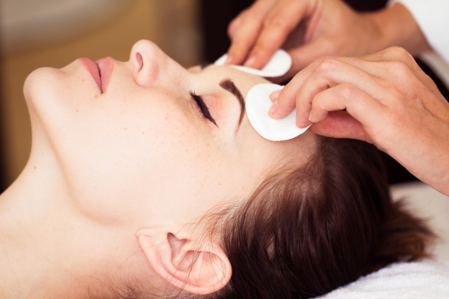 Deep Cleansing Facial with Extraction in Dubai