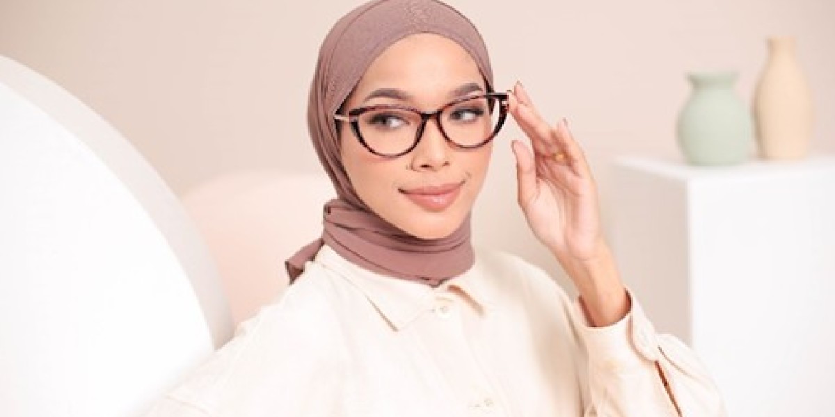 Trendy Glasses for Women: The Must-Have Eyewear Styles of the Moment