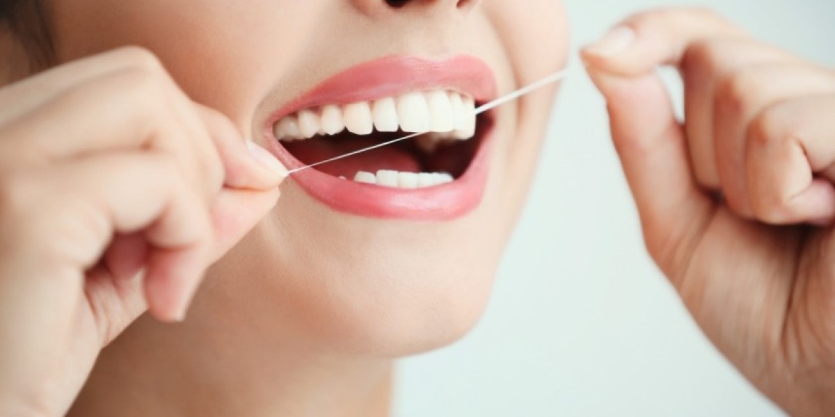 How Professional Teeth Polishing Enhances Your Smile’s Appearance