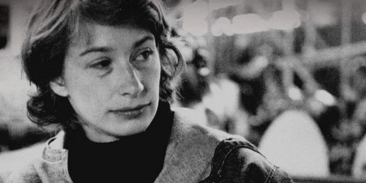 How Did Mary Oliver Write About Solitude in Her Poetry?