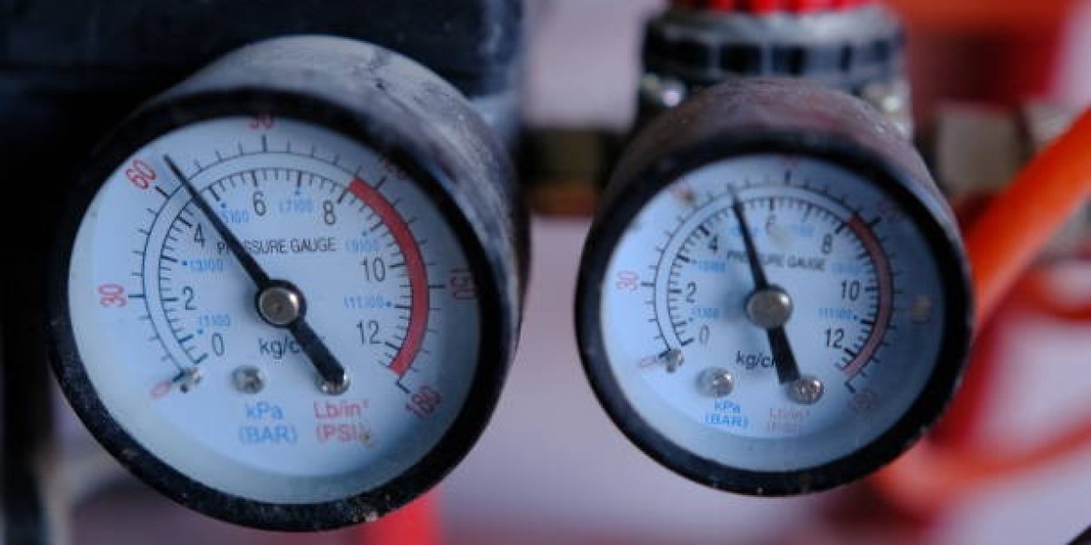 How does a vacuum pressure gauge measure low pressures?