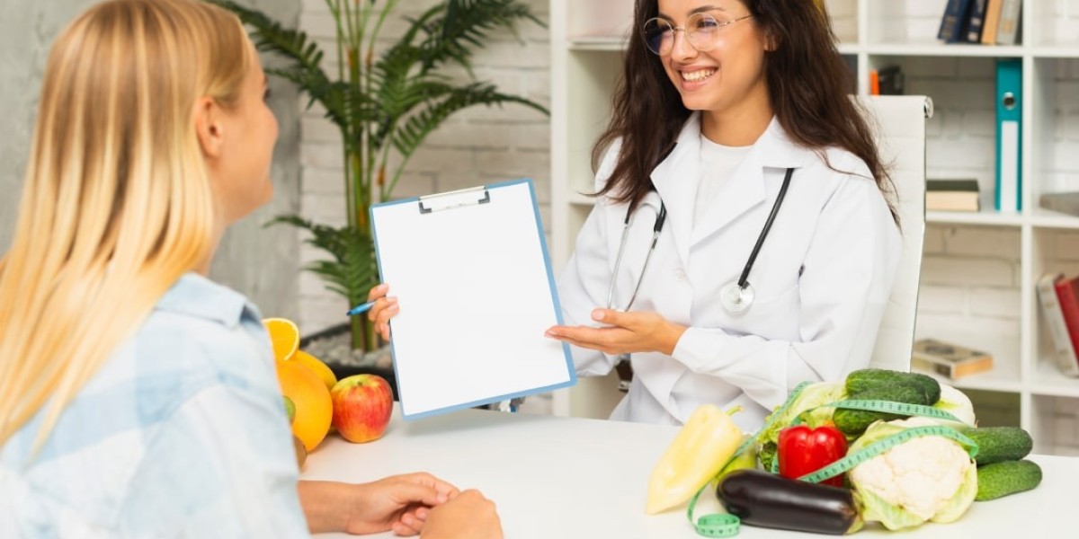 Nutritionist & Dietitian Tricks for Healthy Eating When Traveling Often