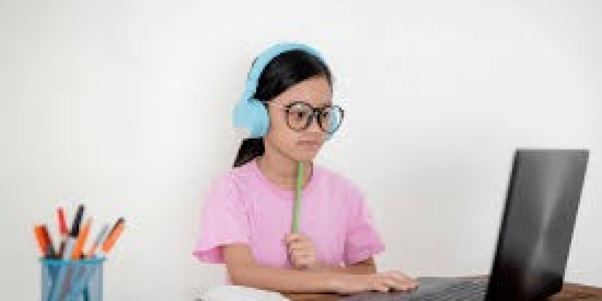 Challenges Faced in Online Education – Technical Issues, Student Engagement, and Digital Divide