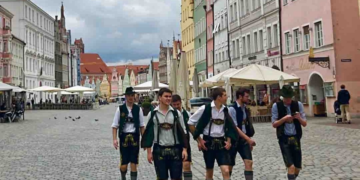 How to Choose the Right German Outfit for Oktoberfest USA