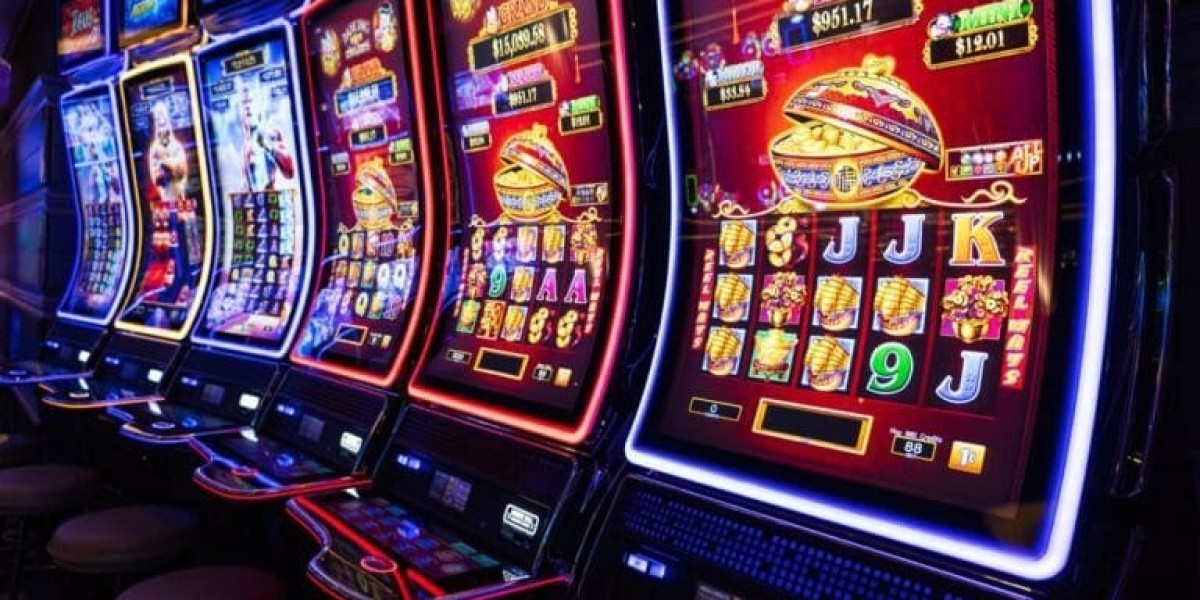 Slot Machine Market Innovations: From Land-Based to Online Evolution
