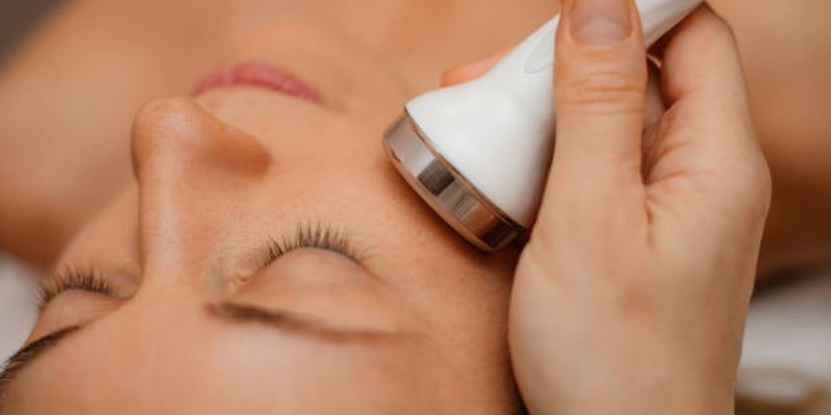 HydraFacial vs. Traditional Facial in Riyadh: Which Is Better?