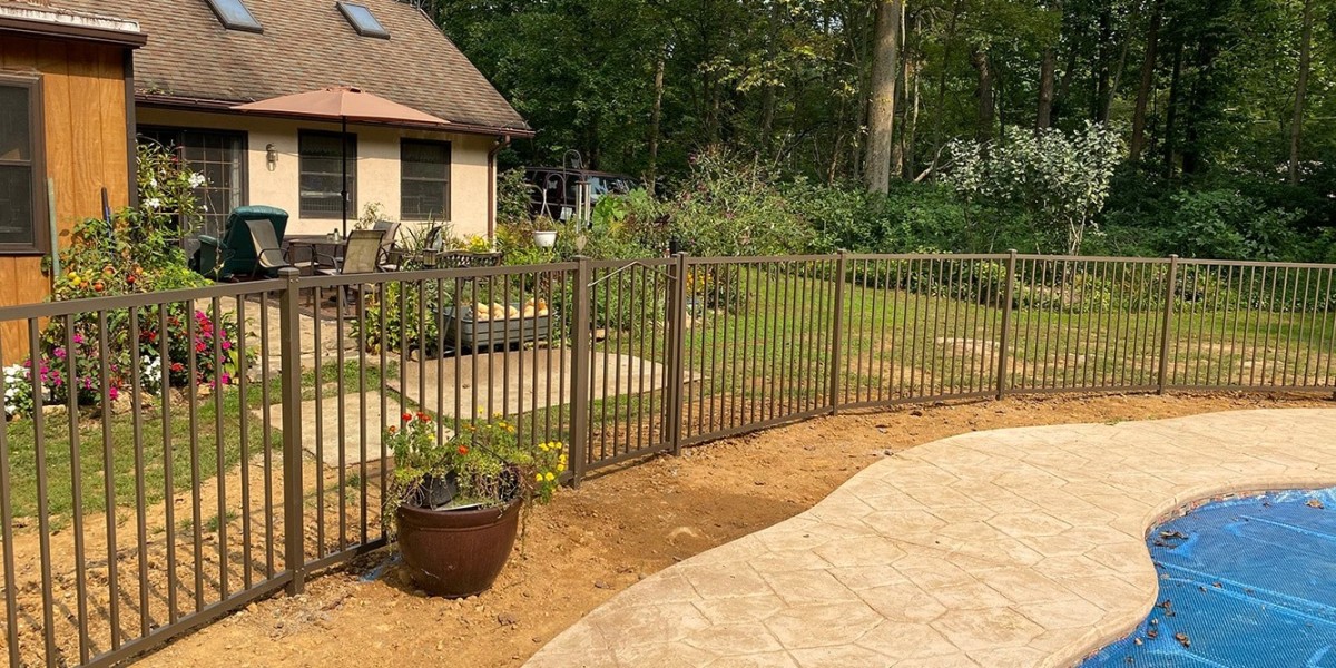 Why Hiring a Professional Vinyl Fence Contractor Matters