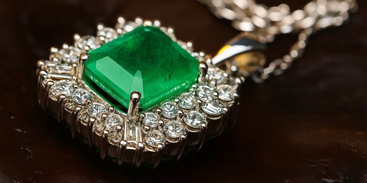 Discover Elegance: Exploring Dazzling Precious Gem Pieces