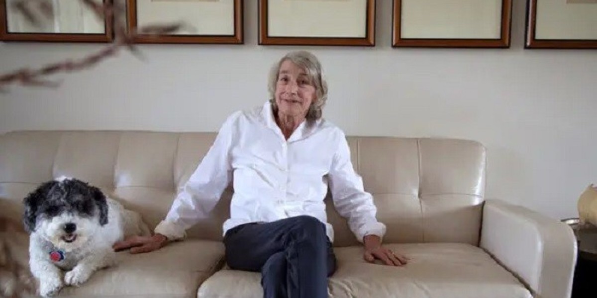 How Does Mary Oliver Invite Reflection?