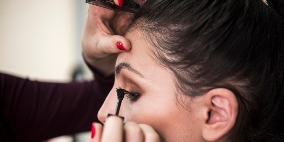 Enhance Your Beauty with the Best Strip Lashes and Eyelash Strips