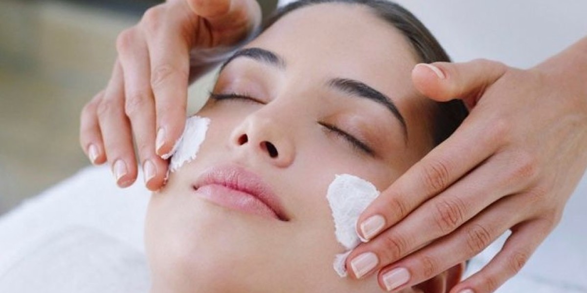 Does a Deep Cleansing Facial Promote Long-Lasting Glow?