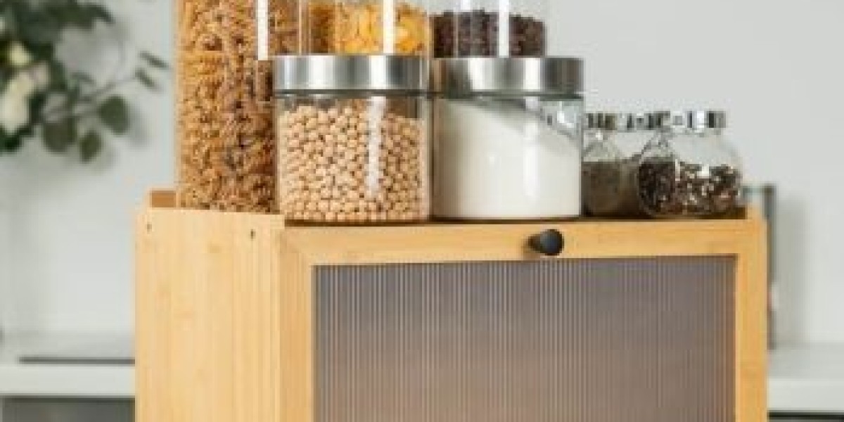 Ein brotkasten aus bambus sorgt für längere Brotfrische und nachhaltige Küchenästhetik im Alltag