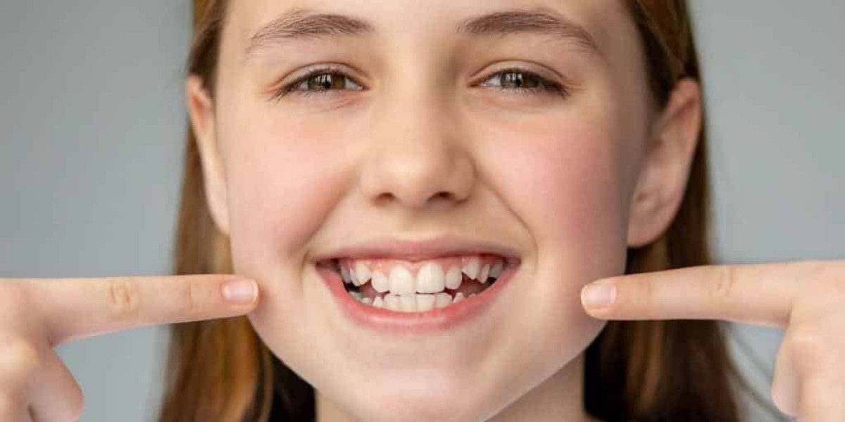 Overlapping Teeth in Teens: When to Start Treatment?