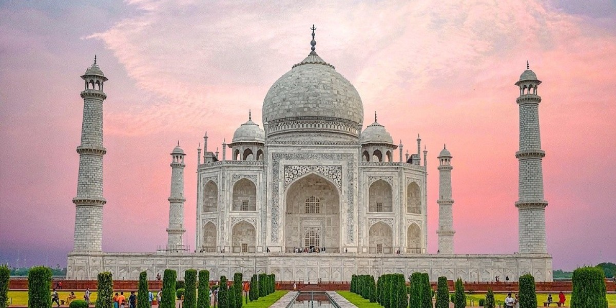Taj Mahal Tour By Gatimaan Express Train – A Complete Guide